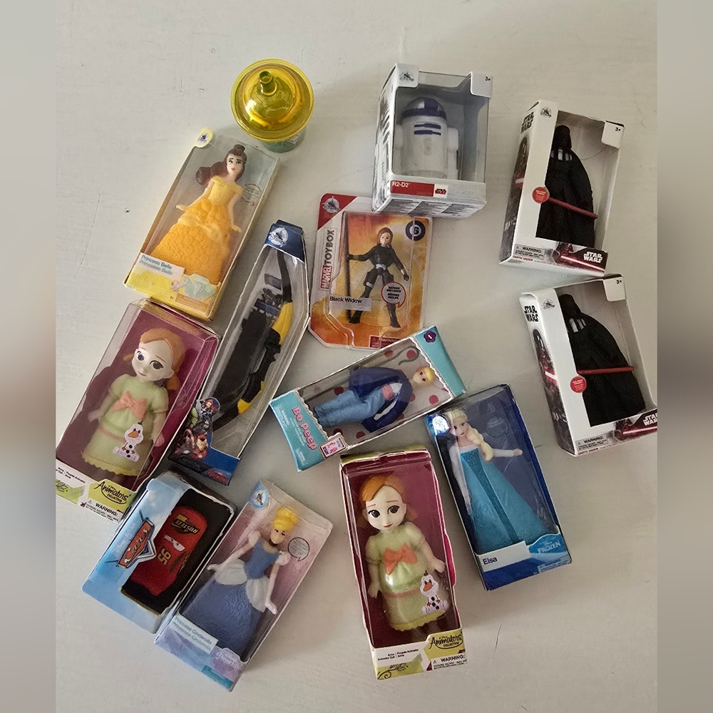 Zuru Mini Brands Disney Collectible Bundle – Princess, Frozen, Star Wars, Marvel